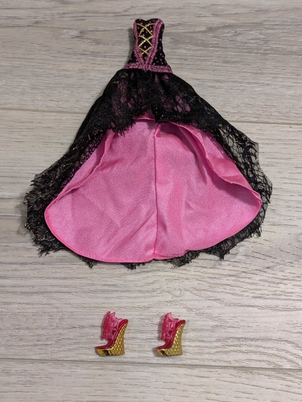 Monster High 13 Wishes Draculaura dress and shoes